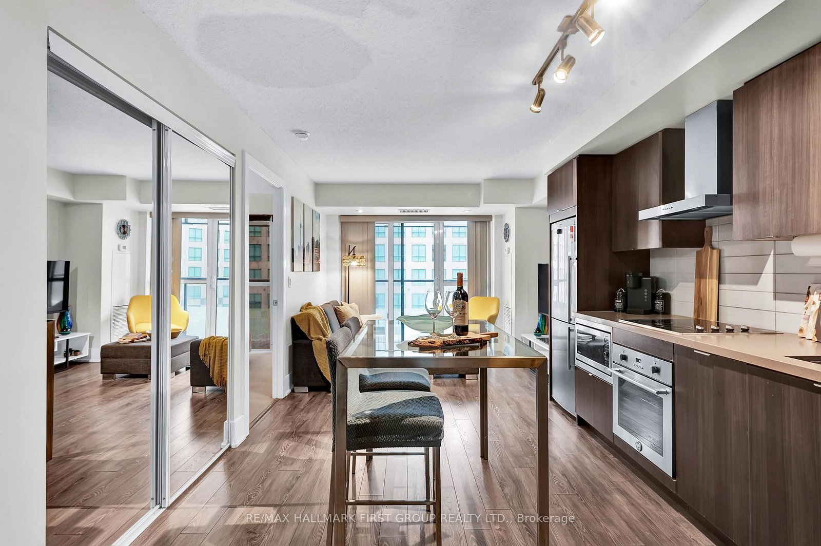 300 Front Street W, Unit 501