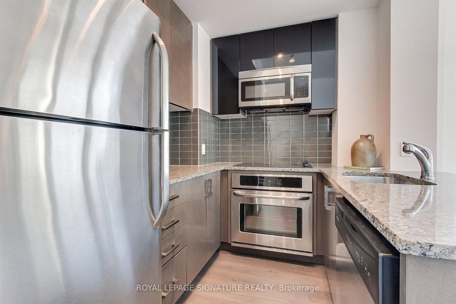 98 Lillian Street • #1812 • Toronto, ON photo 10