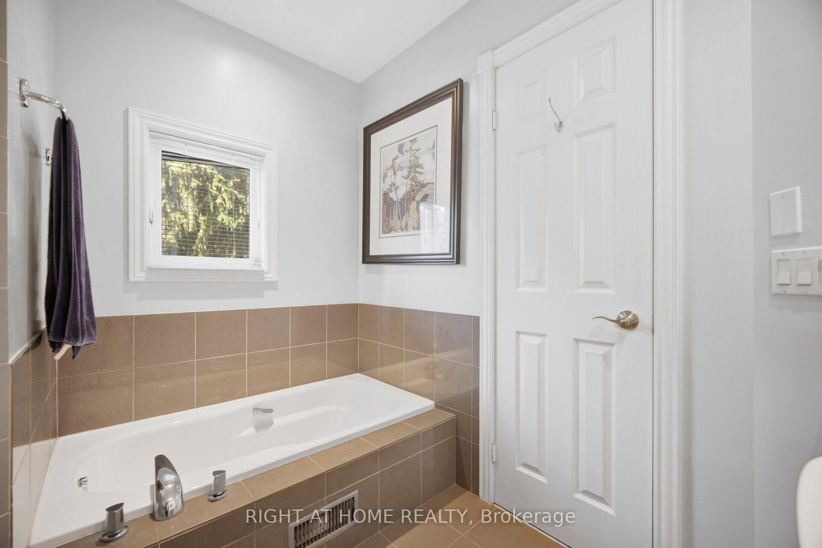 219 Broadway Avenue • Toronto, ON photo 21