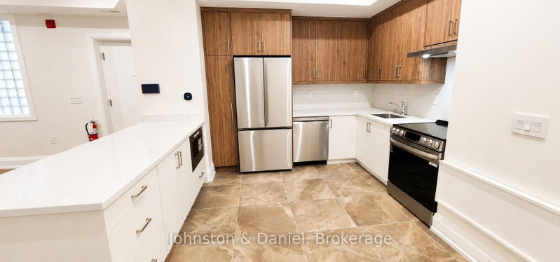 2579 Yonge St photo 3