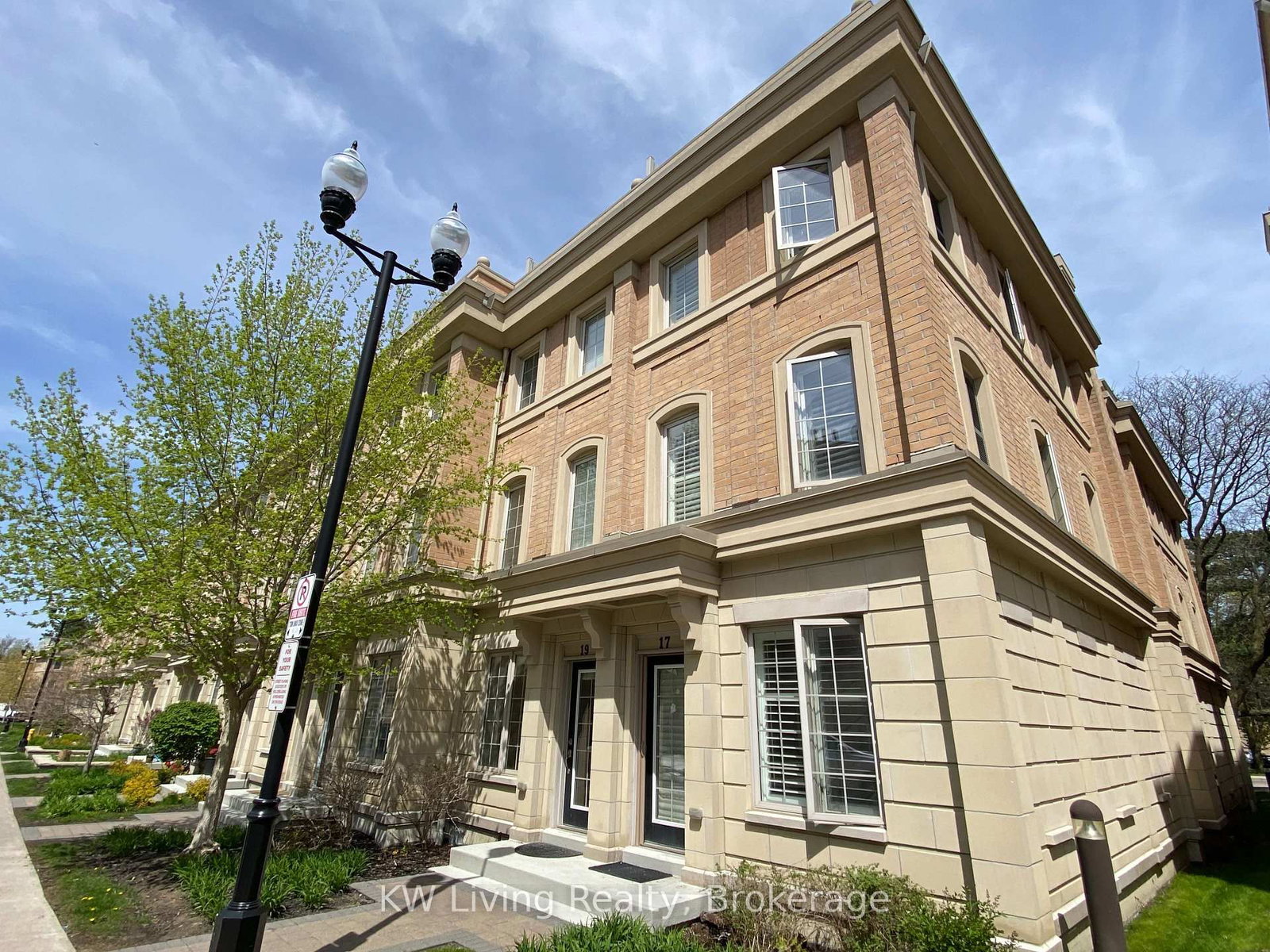 17 Hargrave, Toronto, Ontario M4N 0A4