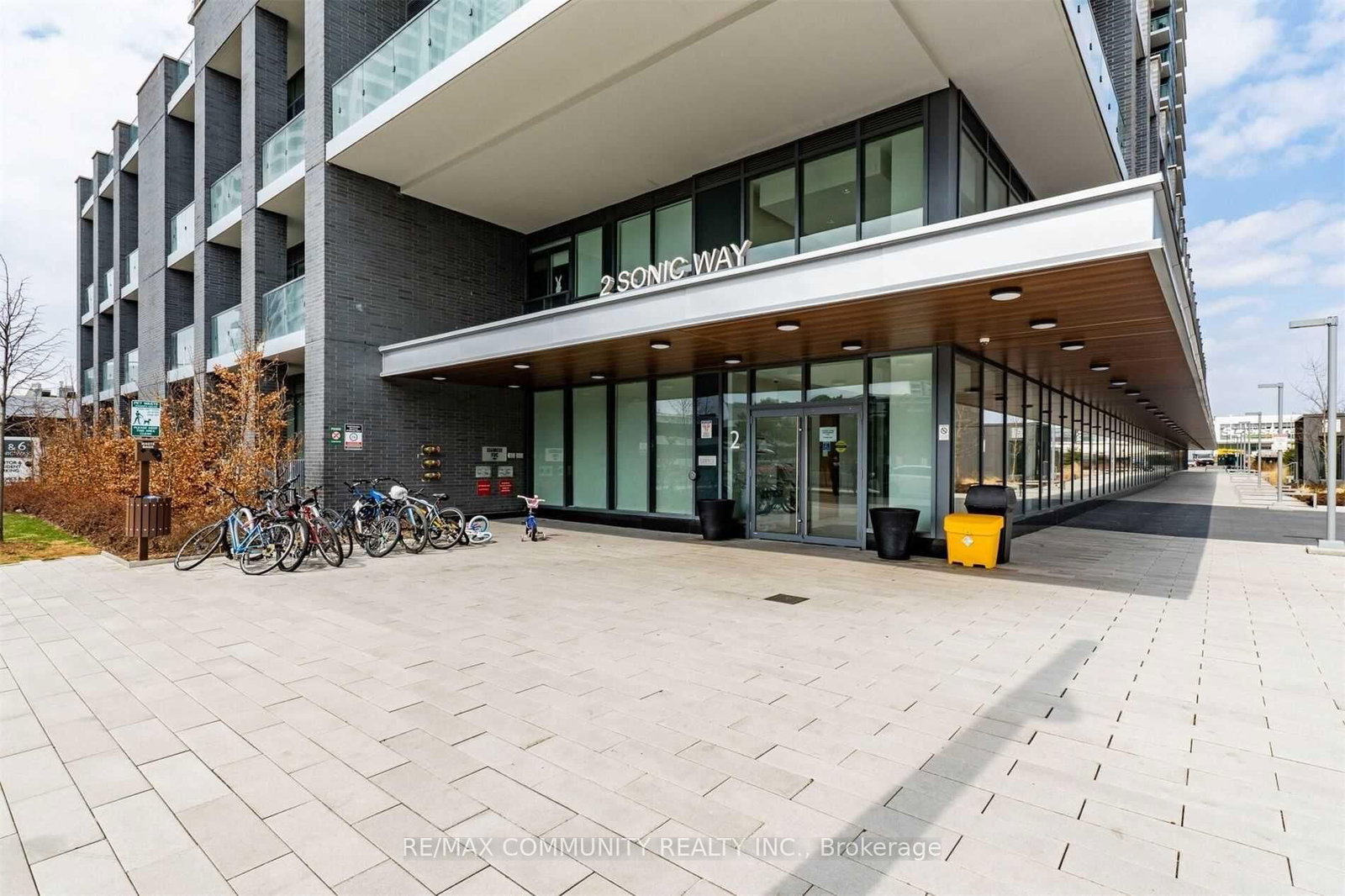 1 bed · 2 bath rental in Flemingdon Park, Toronto