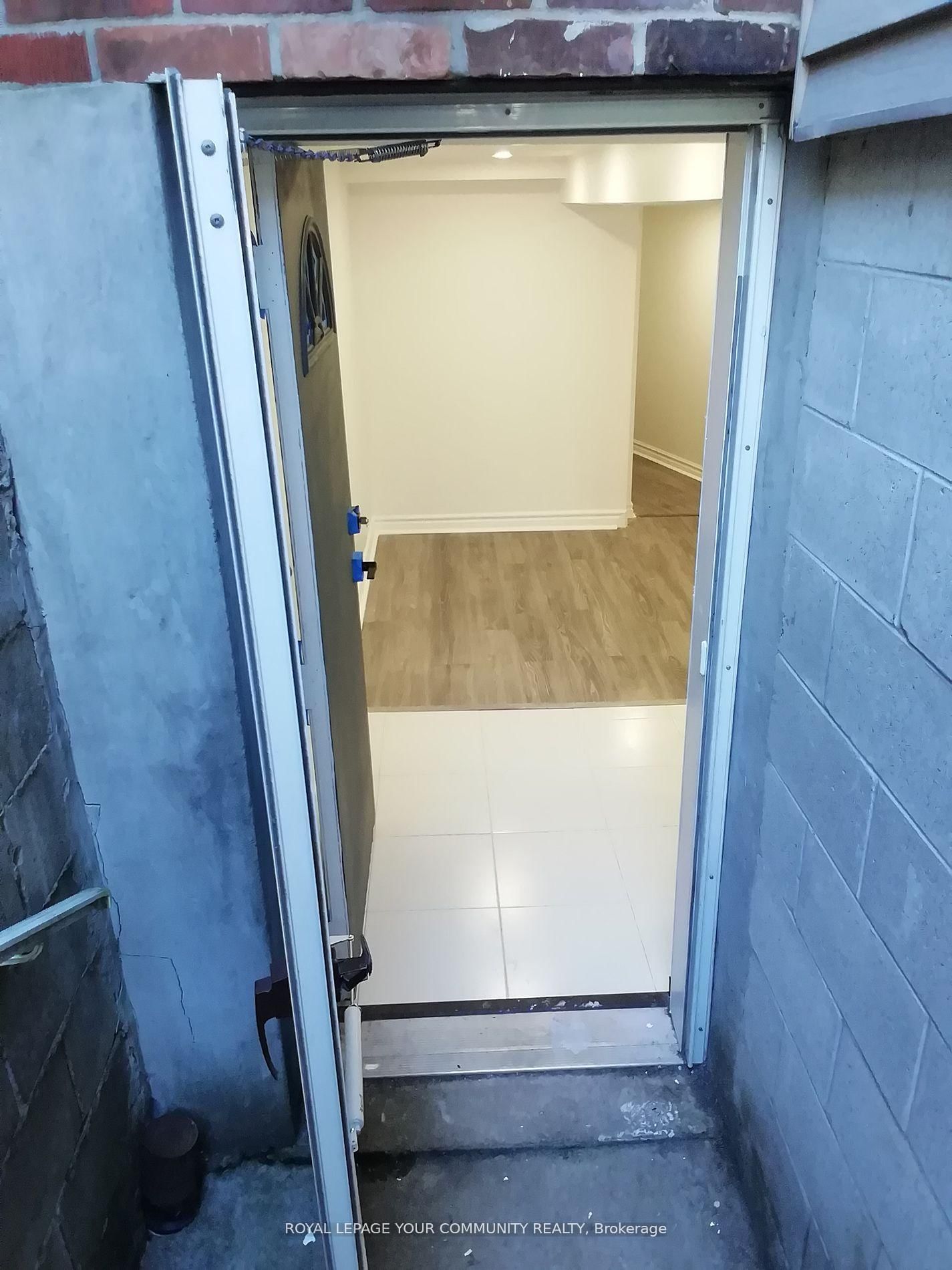 Lower - 10 Ulster Street, Toronto 4