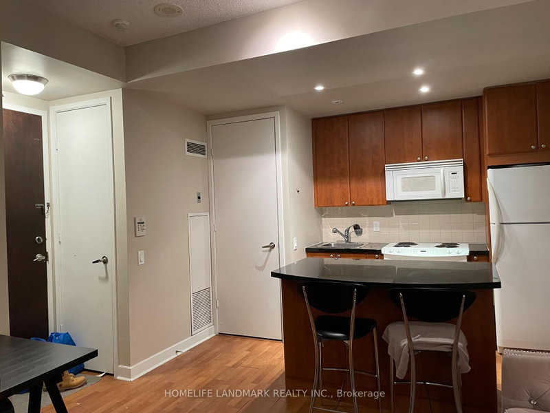 85 Bloor St E photo 4