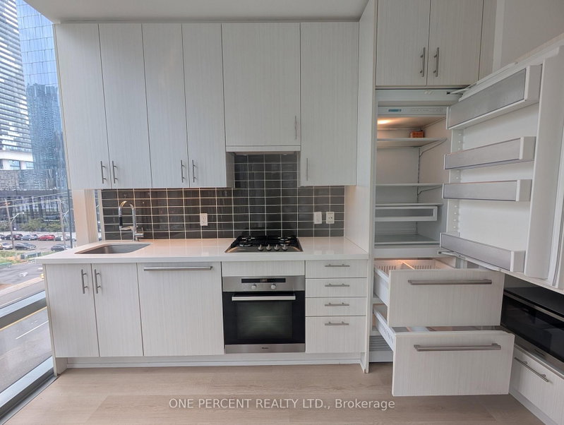 39 Queens Quay E photo 4