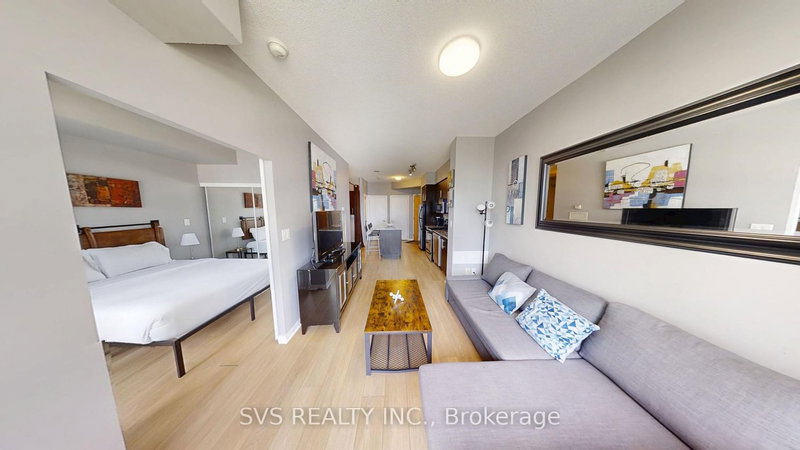 55 Bremner Blvd photo 4
