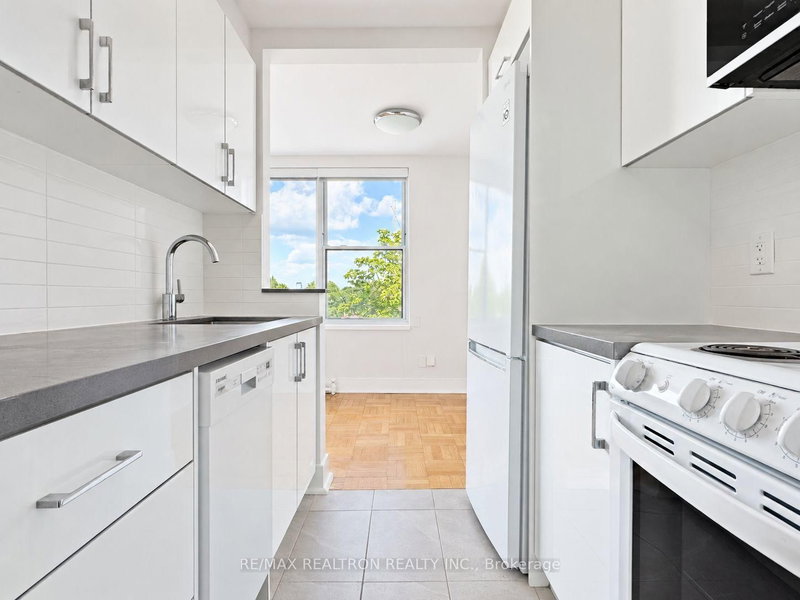 1545 Bathurst St photo 4