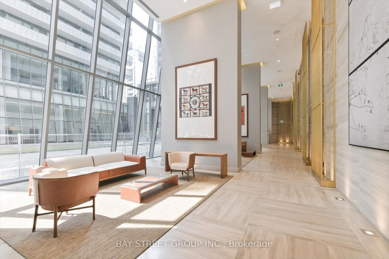 50 Charles St E photo 5