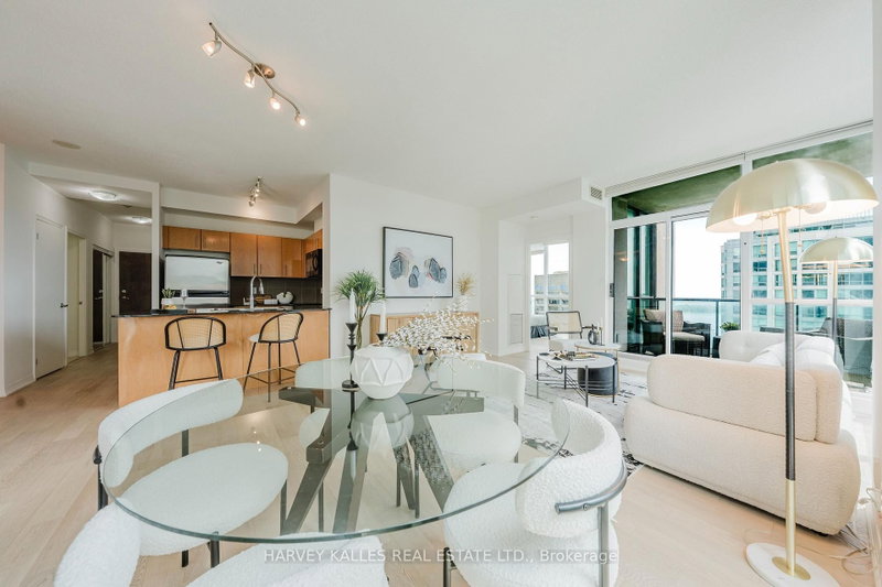 16 Yonge St photo 5