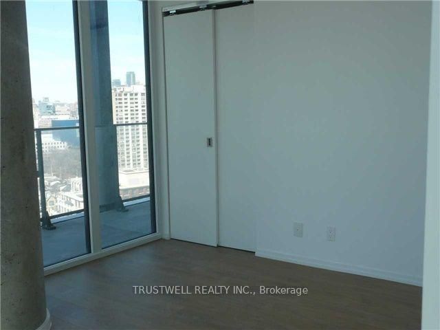 125 Peter St SE photo 5