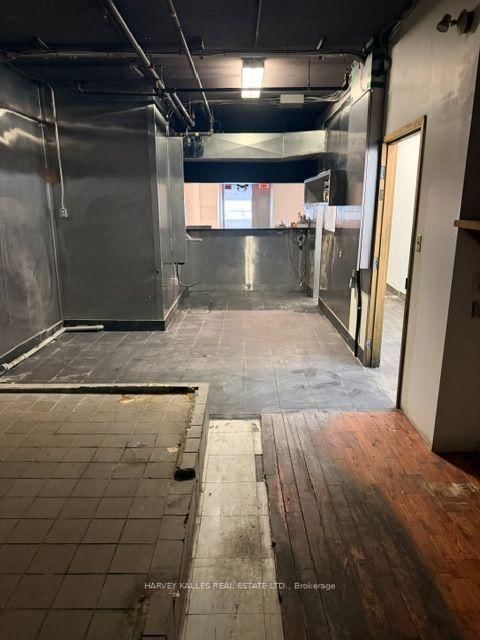 214 Queen St W photo 5