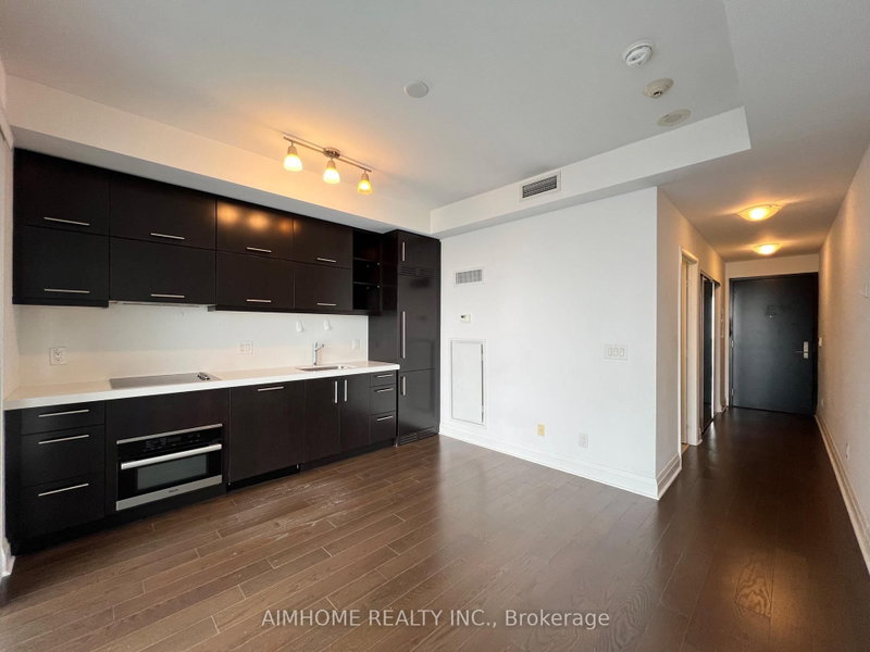 1080 Bay St photo 5