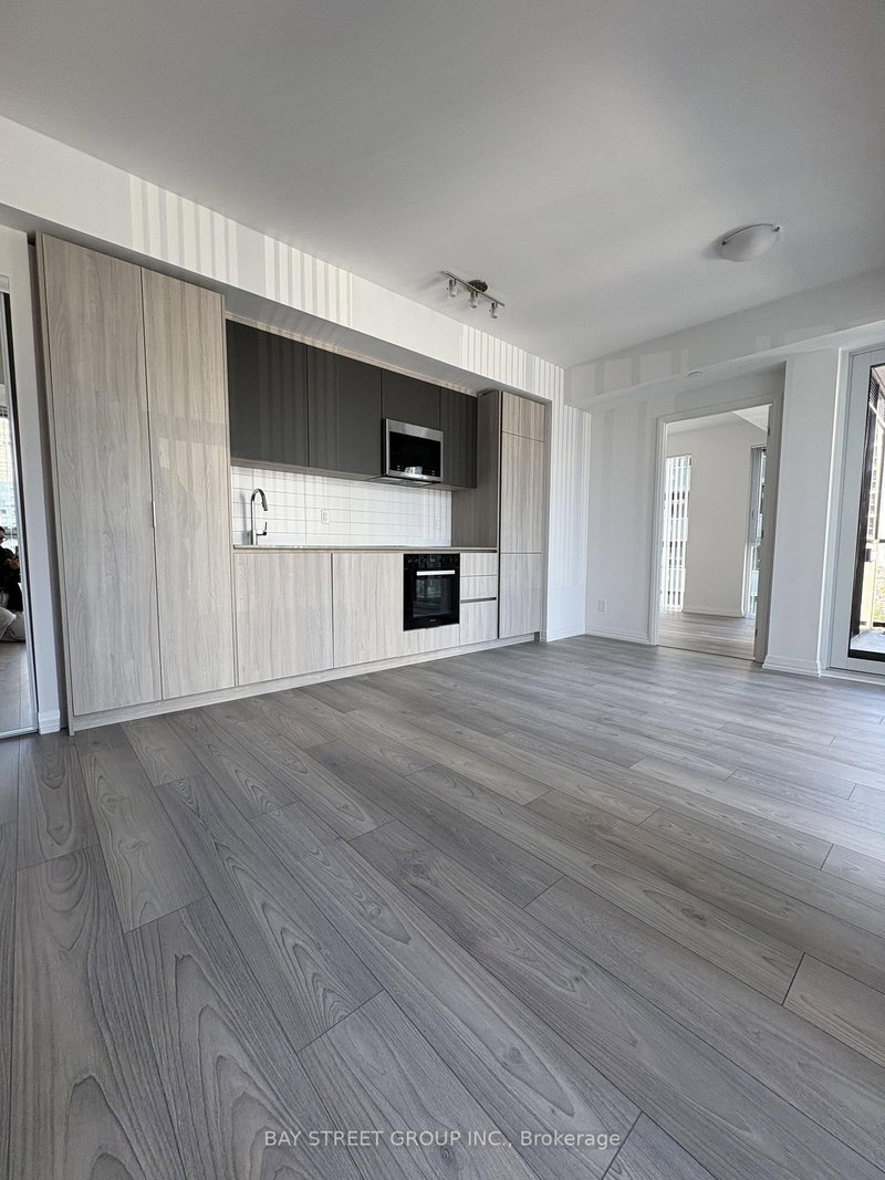 400 King St W photo 3