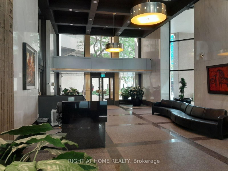 33 Harbour Sq photo 4
