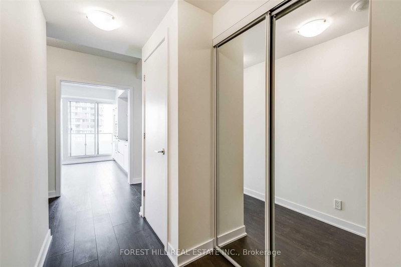 2221 Yonge St photo 4
