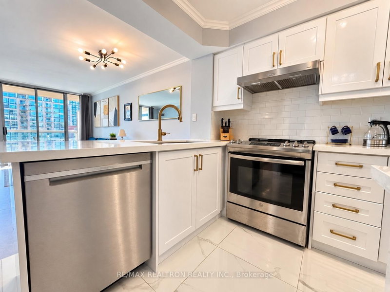 323 Richmond St E photo 3