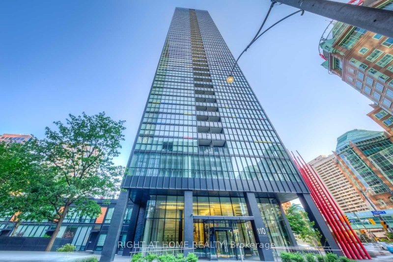 110 Charles St E photo 2