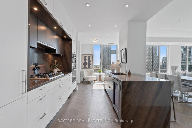 1108 - 455 Wellington Street W