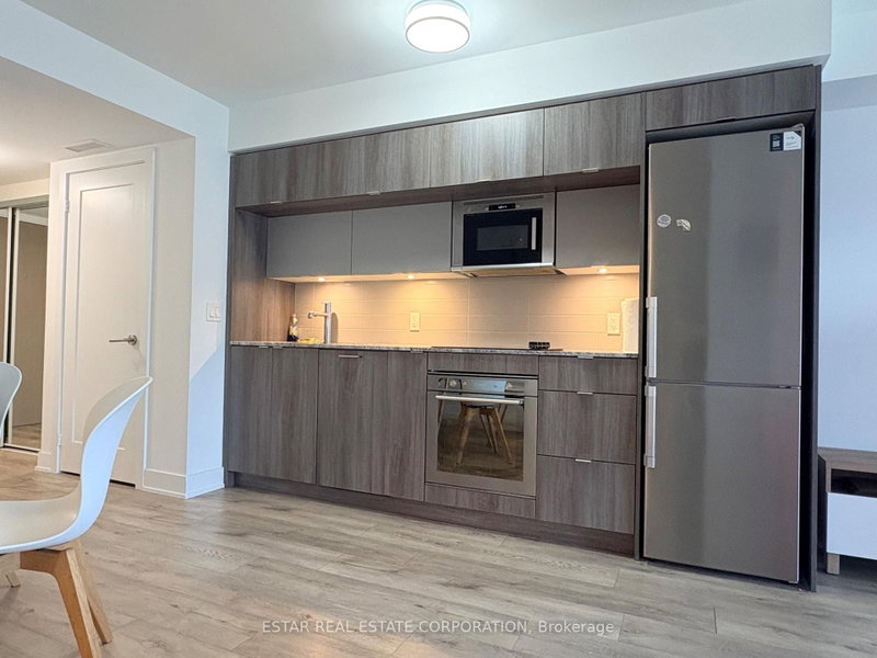 575 Bloor St photo 3