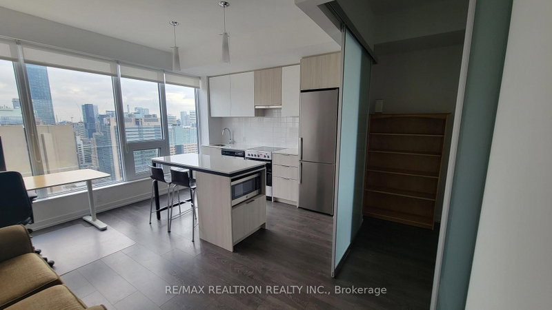 203 College St photo 4