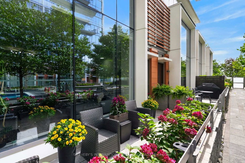 29 Queens Quay E photo 1