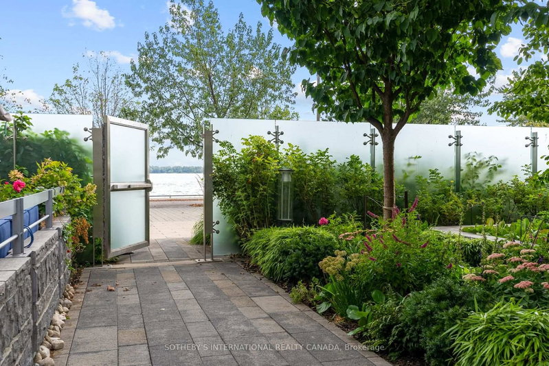29 Queens Quay E photo 4