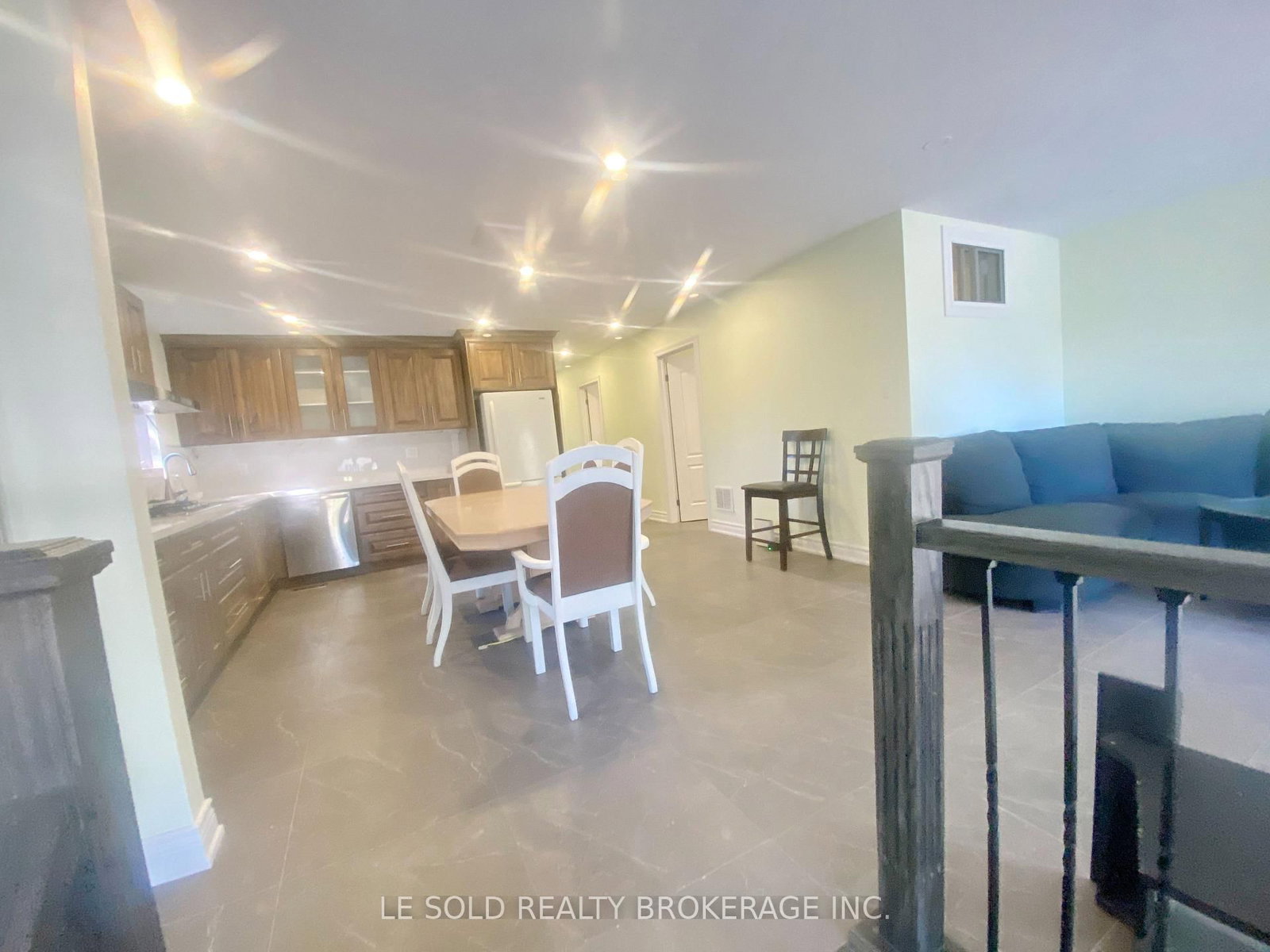 Upper - 2 Chipwood Crescent, Toronto 4
