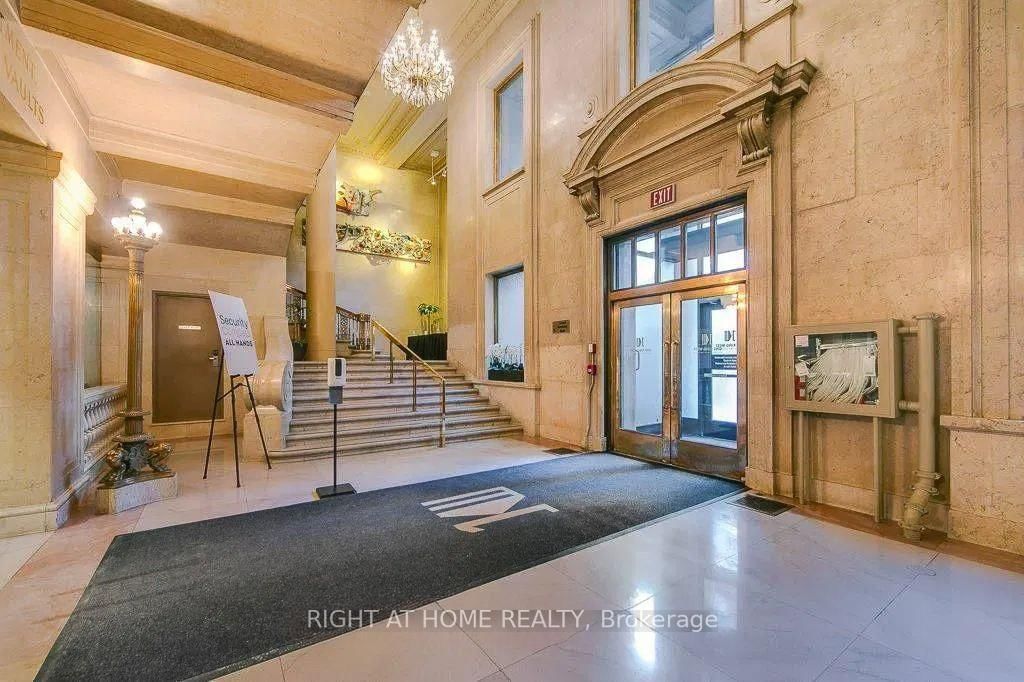 4404 - 1 King Street W 5