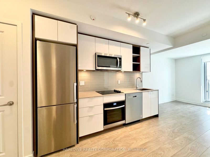 543 Richmond St W photo 1