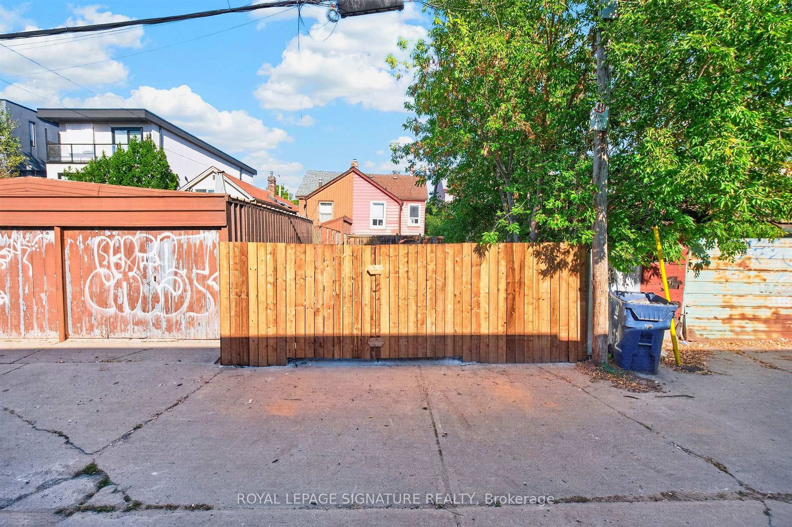 212 Lippincott Street • Toronto, ON photo 23