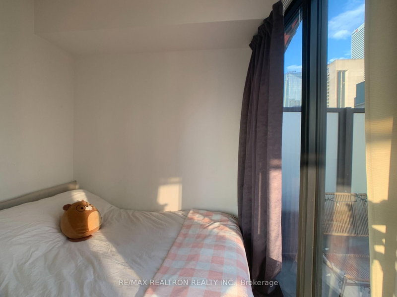 215 Queen St W photo 2