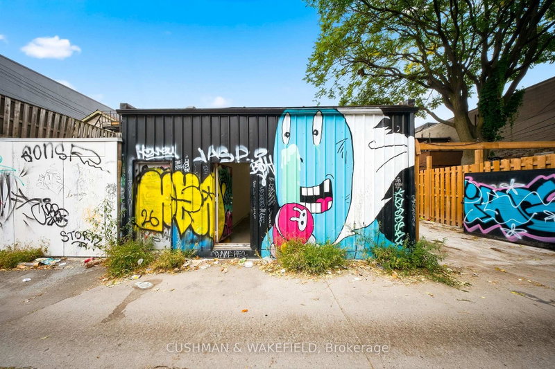 693 Queen St W photo 4