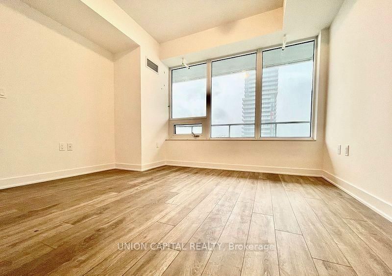 195 Redpath Ave photo 4