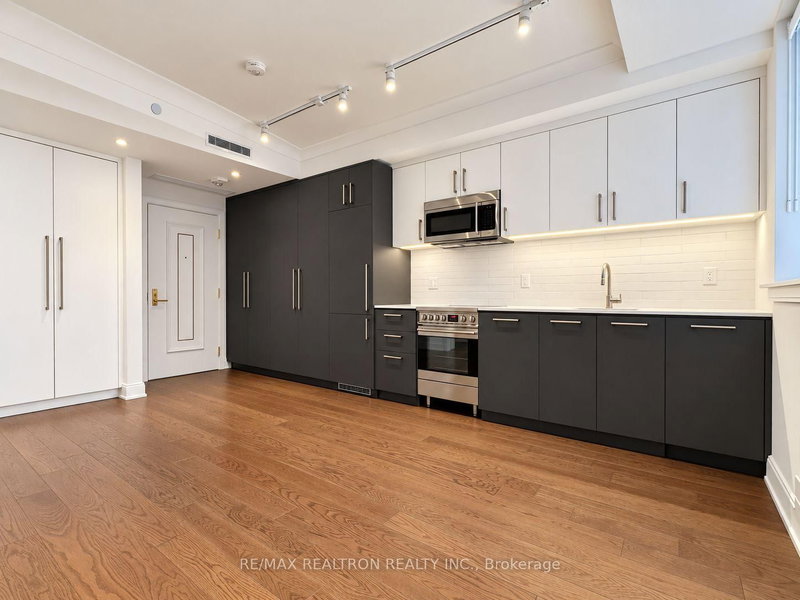 120 - 2 Clarendon Avenue