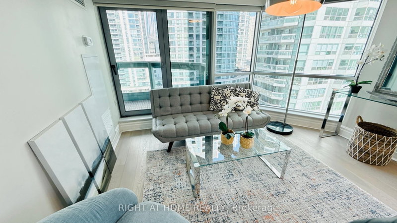 1012 - 10 Queens Quay W