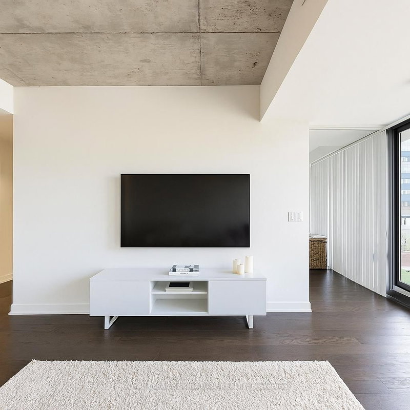 1004 - 111 Bathurst Street