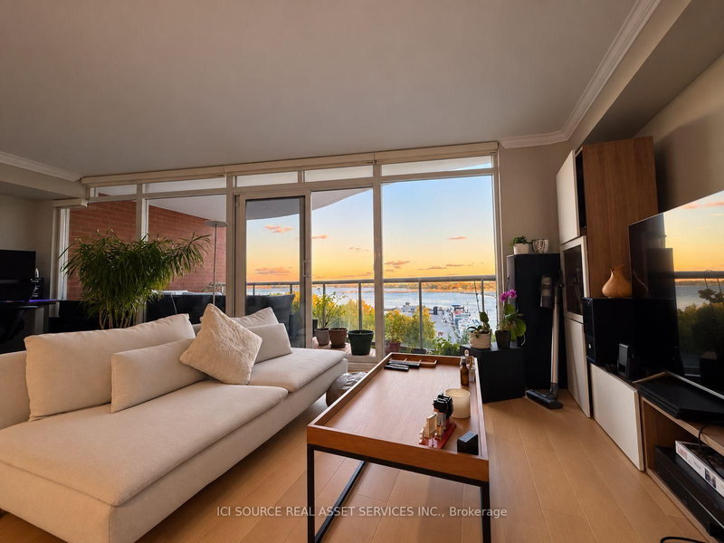 812 - 550 Queens Quay W
