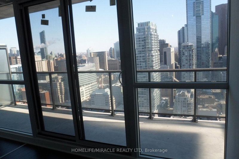 290 Adelaide St W photo 5