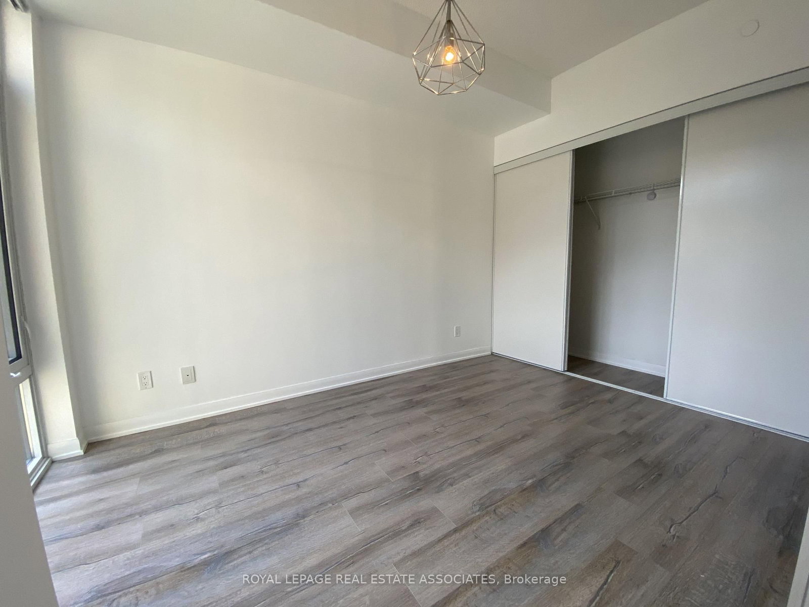 405-435 Richmond St, Toronto, view 4