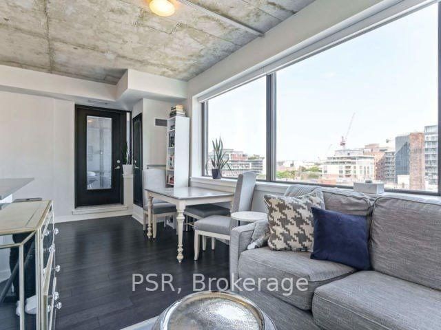 902 - 400 Wellington Street W