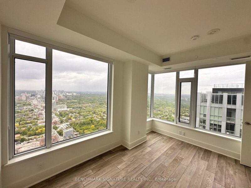 11 Yorkville Ave photo 4