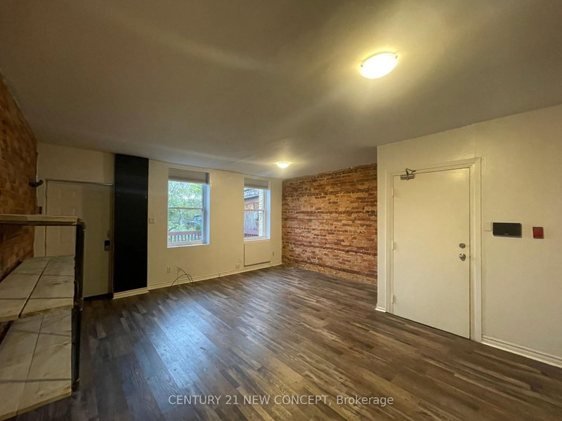 600 Bloor St W photo 2