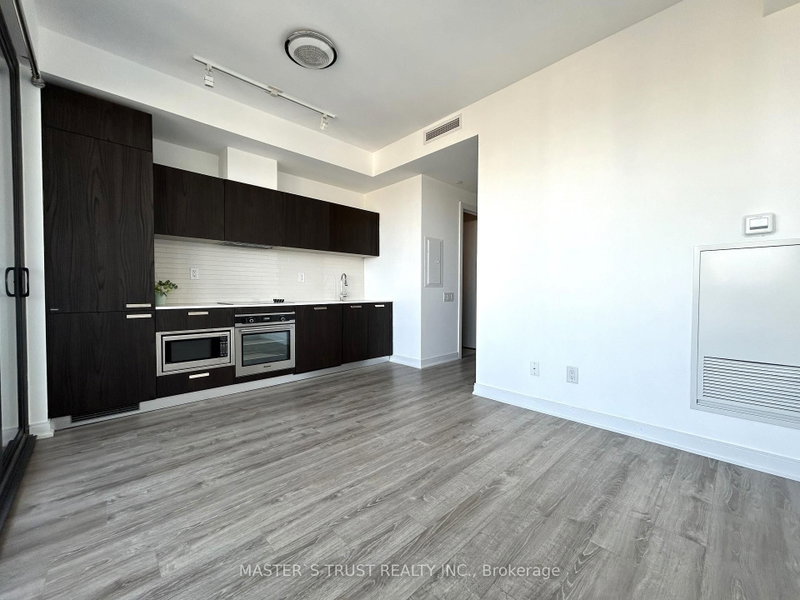50 Charles St E photo 5