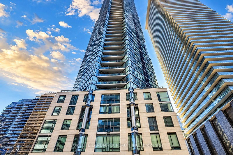 45 Charles St E photo 3