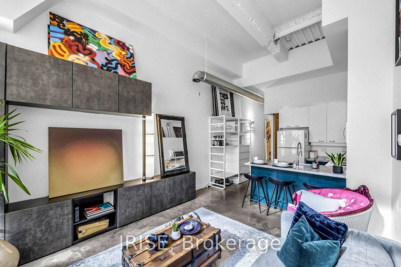 201 - 135 Dalhousie Street W
