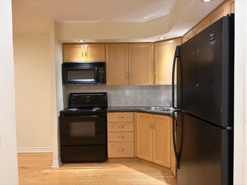 250 Wellington St W photo 1