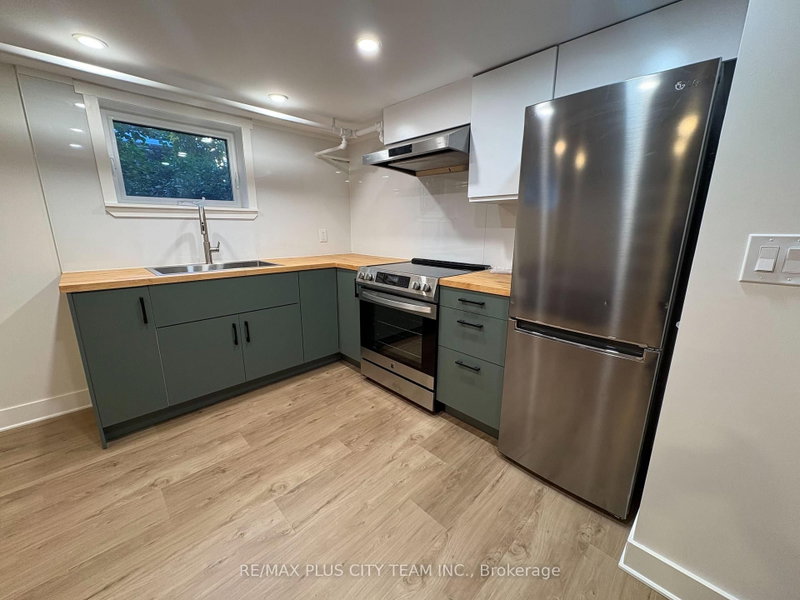 3835 Bathurst St photo 3