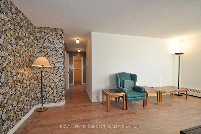 5 Parkway Forest Dr photo 2