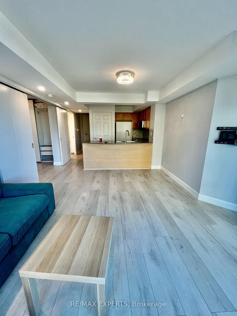 230 Queens Quay W photo 2