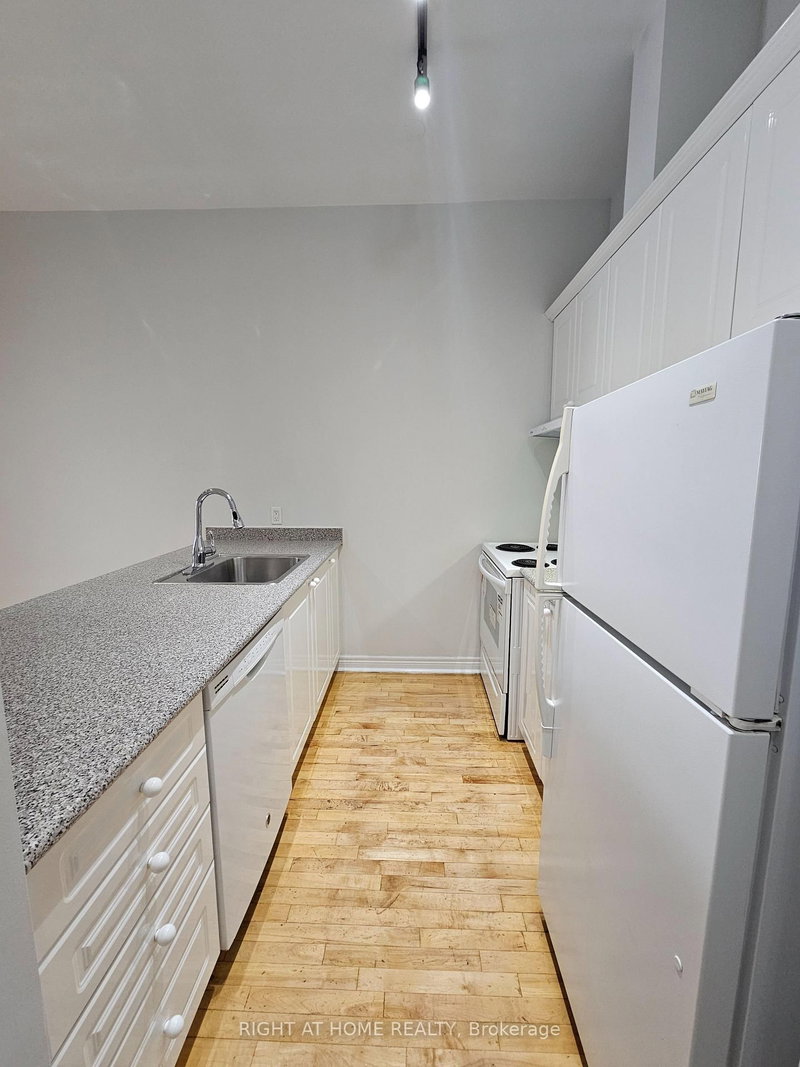 524 Yonge St photo 3